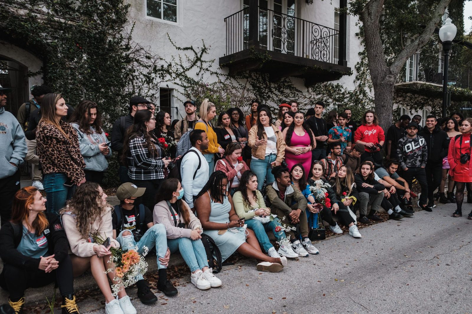 Grupo grande y diverso de personas reunidas al aire libre en Winter Park, Florida.