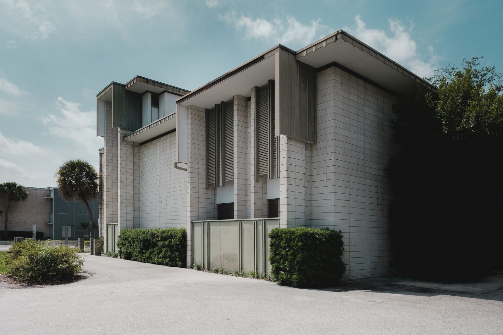 Edificio moderno con líneas limpias en Orlando, Florida.